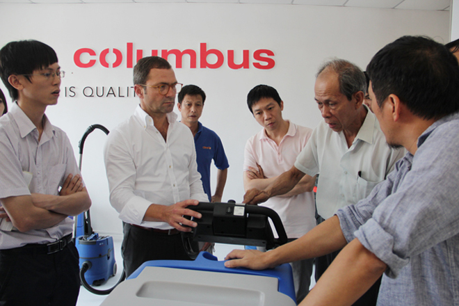 Columbus德国奥林匹斯总裁Mr. Joerg Peter Staehle我司人员相互讨论与交流