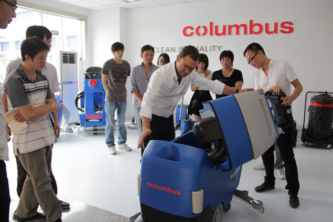 Columbus德国奥林匹斯总裁Mr. Joerg Peter Staehle讲解 RA 66 BM 60 洗地机的内部结构