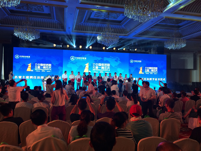 品牌颁奖盛会 - 施达JT 151综合喷洒平拖服务车荣获 “年度清洁用品皇冠奖”